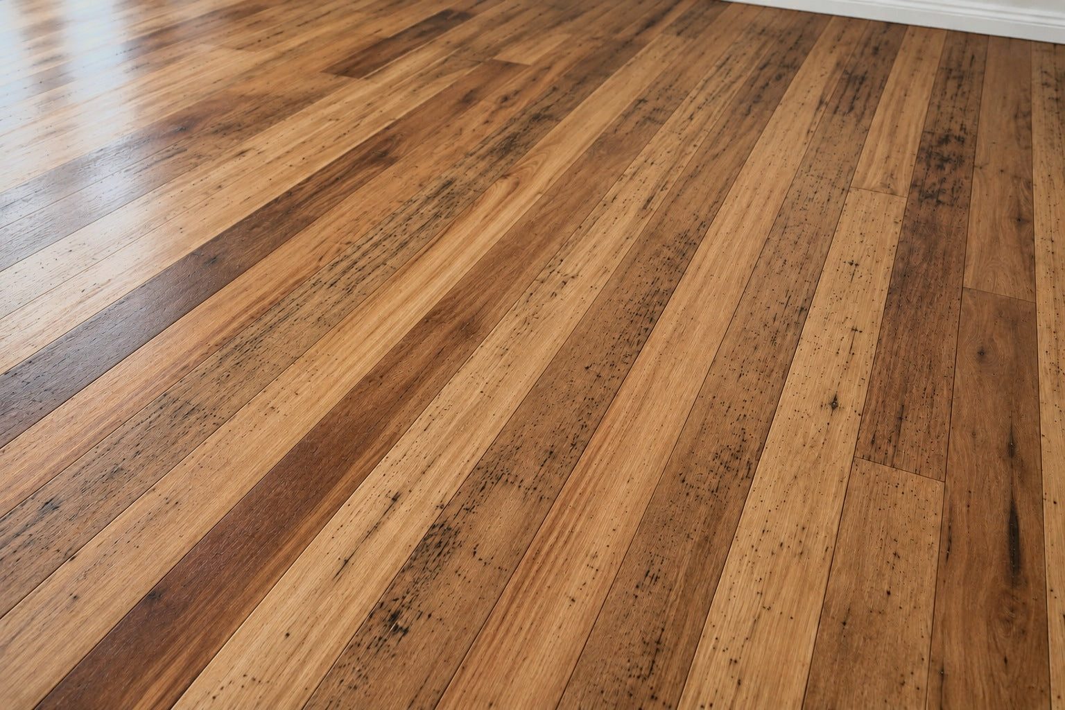 Illustration of Heritage grade beech flooring, 85 x 19 mm boards with a clear oil finish